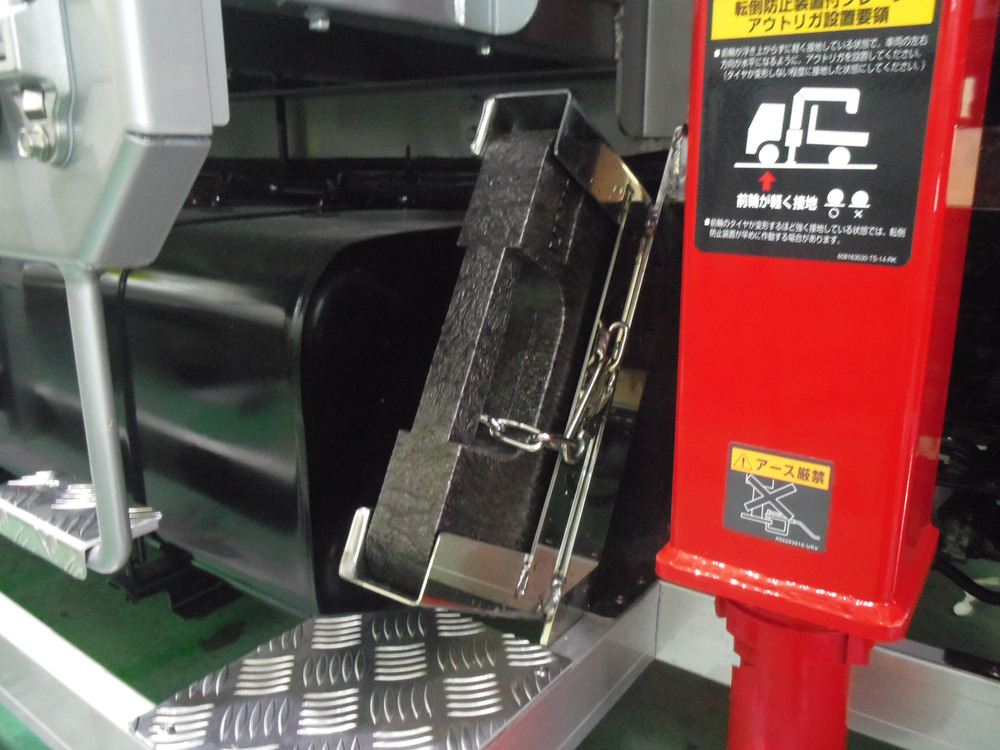 クレーン付き中型アルミブロック車全面張り型鳥居モデル 株式会社いそのボデー