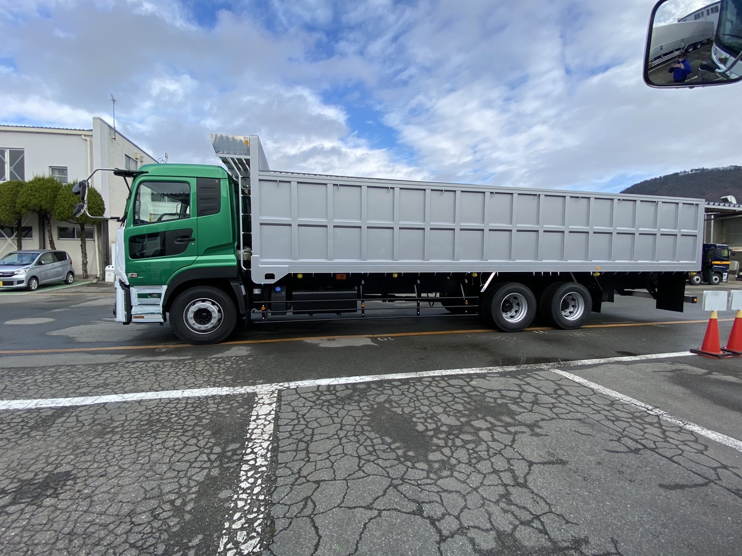 新入荷☆手押し車！ 牽引車 ！運送車！ 実心タイヤ 積載量が大きい トラック運搬車の貨物カート