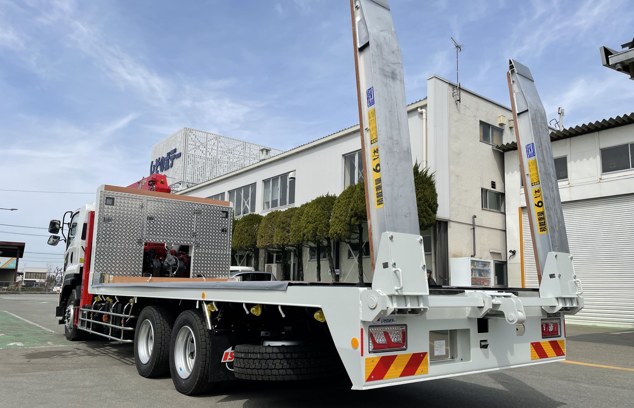 重機運搬車自動開閉ブリッジ仕様 | 株式会社いそのボデー
